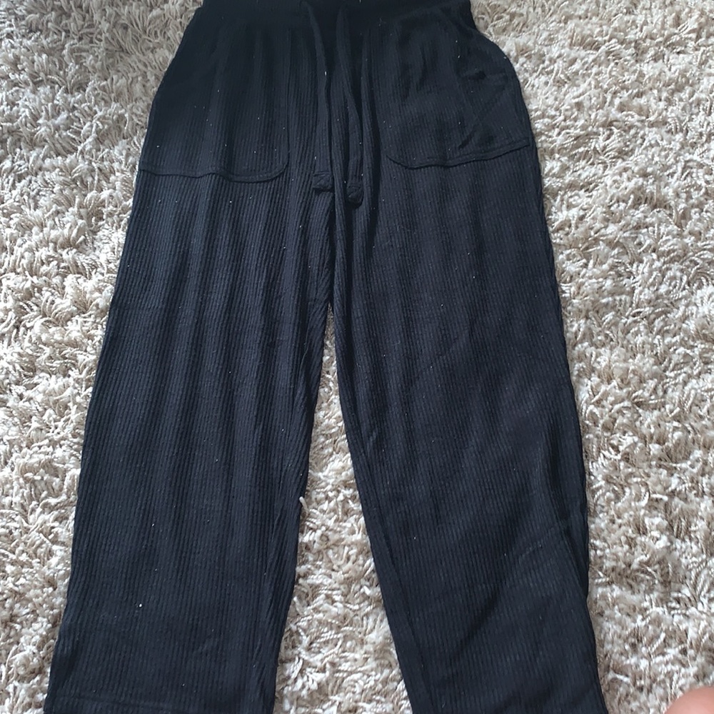 Black Ribbed Capri Joggers - Picture 2 of 4
